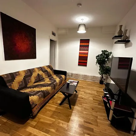 Charming 1-Bedroom Apartment Southfields, Лондон Экстерьер фото